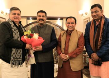 केन्द्रीय शिक्षा मंत्री से मिले कैबिनेट मंत्री डॉ0 धन सिंह रावत, और केन्द्रीय विश्वविद्यालय व एनआईटी श्रीनगर में कुलसचिवों की तैनाती की रखी मांग