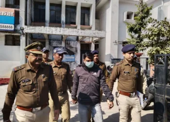 रात को खेत में कर रहा था चौकीदारी, सुबह मिली सिर कुचली लाश