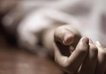 रात को खेत में कर रहा था चौकीदारी, सुबह मिली सिर कुचली लाश