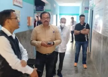 एक जिलाधिकारी  ऐसे भी,जो प्रशासनिक दायित्वों के साथ डॉक्टर का फर्ज भी रहे निभा