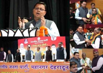 मुख्यमंत्री धामी ने बुजुर्ग कार्यकर्ताओं को किया सम्मानित