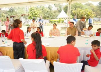 मुख्यमंत्री धामी ने बच्चों की दी सलाह;कहा जो कार्य करें मन से करें