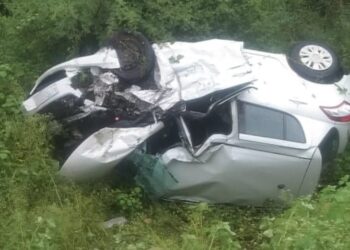 Rishikesh News: मुनिकीरेती के पास हुआ दर्दनाक हादसा, अनियंत्रित होकर दो सौ मीटर नीचे खाई में गिरी कार।