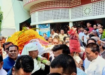 उत्तराखंड: कैबिनेट मंत्री चंदन रामदास को अंतिम विदाई देने के लिए बागेश्वर में लोगों की भीड़ उमड़ी।