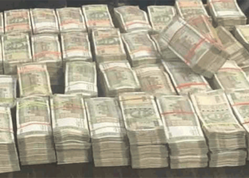 Dehradun: निजी कंपनी के अकाउंटेंट के घर में मिला इतना कैश कि पुलिस हुई हैरान, अब इनकम टैक्‍स करेगा जांच