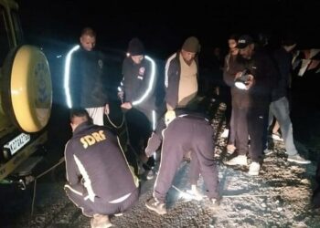 उत्तराखंड: हाथीपांव मार्ग पर दो टूरिस्ट अंधेरे में पैर फिसलने से खाई में गिर गए।