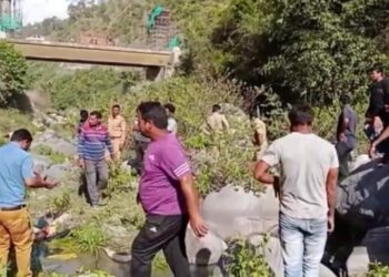Uttarkashi: खाई में गिरी गंगोत्री जा रहे उड़ीसा के यात्रियों की कार, टायर फटने से हुआ हादसा, ऐसे बची जान