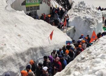 Hemkund Sahib: इस बार बर्फीली गलियों से गुजरेंगे सभी यात्री, 10 फीट बर्फ से ढका हेमकुंड साहिब।