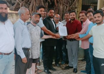 वर्षो से लंबित निर्माण कार्य से त्रस्त कॉलोनीवासियों ने सौंपा मुख्यमंत्री के नाम ज्ञापन