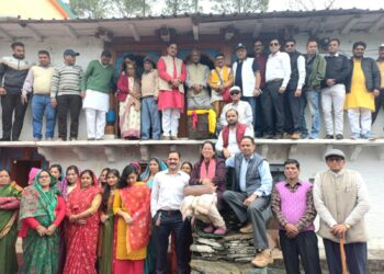 उत्तराखंड: बद्रीनाथ आरती के रचयिता के पैतृक घर पहुंचे पूर्व मुख्यमंत्री त्रिवेन्द्र सिंह रावत।