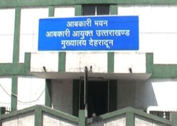 आबकारी विभाग के डी.ई.ओ पर हुई कार्यवाही