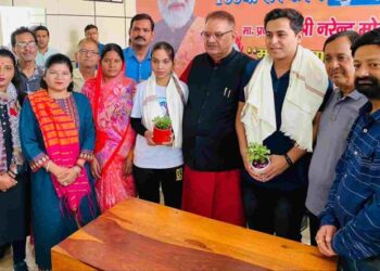 यू.पी.एस.सी में 348वीं रैंक लाने वाले हिमांशु और 12वीं में 92.60% अंक लाने वाली नेहा क़ो किया गया सम्मानित