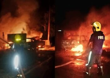 खड़ी कारों में लगी भीषण आग, आग बुझाते बाल-बाल बचे फायर कर्मी