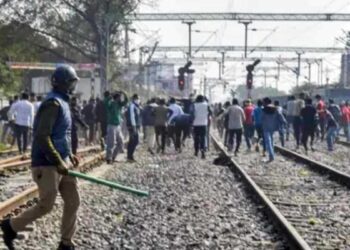 उत्तराखंड: आत्महत्या करने की कोशिश मे युवक ने लगाई ट्रेन के आगे छलांग, जान बची पर हुआ बुरी तरह घायल।