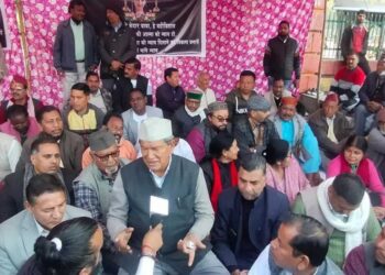 Uttarakhand News: धरने पर बैठे पूर्व सीएम हरीश रावत, मच्छरदानी में काटी रात; सुबह हैंडपंप पर नहाया