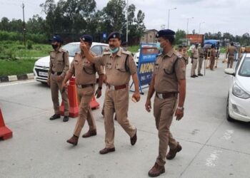 उत्तराखंड: एक घर पर कुछ बाइक सावर युवकों ने करी फायरिंग।