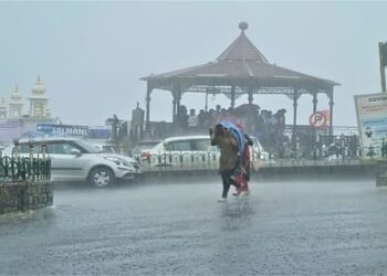 Uttarakhand Weather: आने वाले दो दिनों मे भारी बारिश की संभावना, झोंकेदार हवा के साथ बारिश का ऑरेंज अलर्ट जारी।