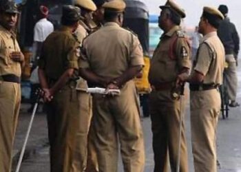 मज़ार हटाने पर लोगो ने किया विरोध, छतों पर चढ़े लोगों को पुलिस ने नीचे उतारा। पल मे ही बदला माहौल।