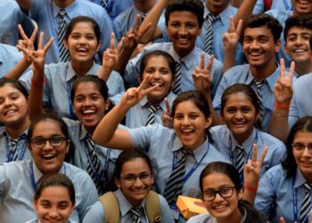 CBSE 10th-12th Result 2023: नतीजे घोषित होते ही झूम उठे छात्र-छात्राएं, तस्वीरों में देखें खुशियों का जश्न
