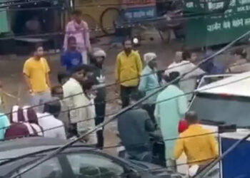 उत्तराखंड: मारपीट की वीडियो वायरल होने के बाद अग्रवाल की मुसीबतें बढ़ीं, मंत्रिमंडल से बर्खास्त की मांग