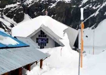 Hemkund Sahib: भारी बर्फबारी से परेशानी, तीन मई तक रोका बर्फ हटाने का काम, 20 को खुलने हैं कपाट