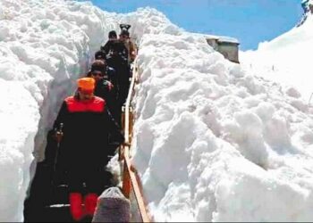 उत्तराखंड: अब 60 मीटर तक बर्फ के बीच से होकर गुजरेंगे तीर्थयात्री।