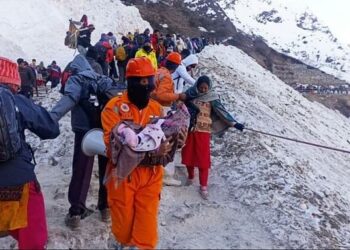 उत्तराखंड: NDRF के जवान केदारनाथ यात्रा में पूरे समर्पण के साथ बाबा केदार के भक्तों की कर रहे है  सेवाएं।