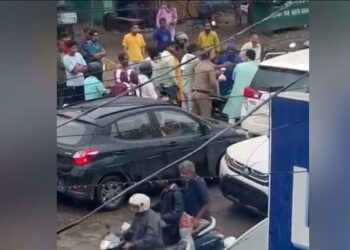 उत्तराखंड: कैबिनेट मंत्री प्रेमचंद अग्रवाल के साथ एक युवक ने करी हाथापाई।