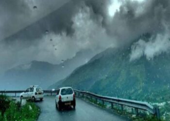 Uttarakhand: पहाड़ी इलाकों में बारिश के साथ हुई ओलावृष्टि, यमुनोत्री हाईवे बंद, बिजली गिरने से कई बकरियां मरीं