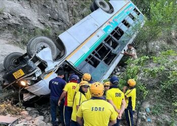 उत्तराखंड: हरिद्वार में 41 सवारियों से भरी बस गिरी खाई में, मासूम समेत हुई दो की मौत।