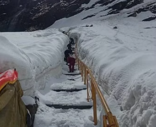 Hemkund Sahib Yatra: भारी बर्फबारी से यात्रा पर लगा ब्रेक, बर्फ हटाने में जुटे सेवादार