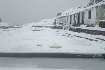Hemkund Sahib Yatra: कपाट खुलने में बचे चार दिन, तेजी से हो रहा आस्था पथ से बर्फ हटाने का काम