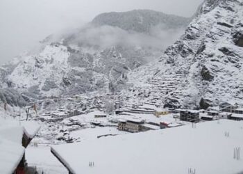 Uttarakhand Weather Update: केदारनाथ में हुई बर्फबारी और देहरादून में तेज आंधी ने डराया।