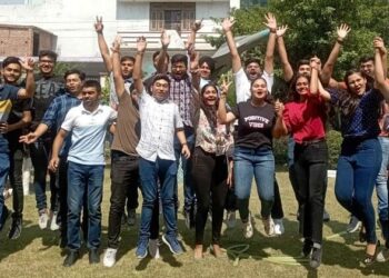 उत्तराखंड: रिजल्ट घोषित होते ही झूम उठे छात्र-छात्राएं।