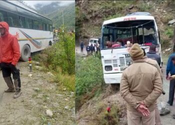 उत्तराखंड: यमुनोत्री हाईवे पर हुआ हादसा, राजस्थान के यात्रियों की बस फिसलकर खाई की तरफ लटकी।