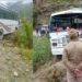उत्तराखंड: यमुनोत्री हाईवे पर हुआ हादसा, राजस्थान के यात्रियों की बस फिसलकर खाई की तरफ लटकी।