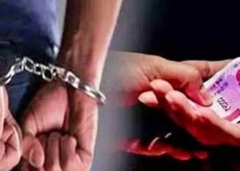 Haridwar: विजिलेंस छापा पड़ने पर, चकबंदी विभाग में 50 हजार की रिश्वत लेते लेखपाल रंगेहाथ गिरफ्तार