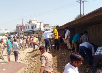 डंपर पलटने से एक की मौत और एक गंभीर रूप से घायल