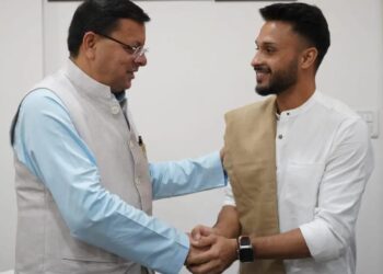 सीएम धामी से मिले क्रिकेटर आकाश मधवाल