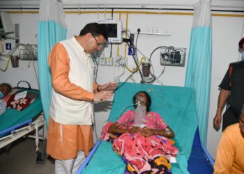 सीएम धामी ने किया राजकीय दून मेडिकल कॉलेज चिकित्सालय का औचक निरीक्षण