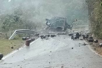 सिलेंडर से भरी ट्रक जलकर खाक, उड़-उड़ के फटे सिलेंडर