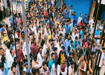 Uttarkashi: नाबालिग को भगाने के मामले ने पकड़ा तूल, सड़कों पर उतरे प्रदर्शनकारियों ने छुड़ाए पुलिस के पसीने