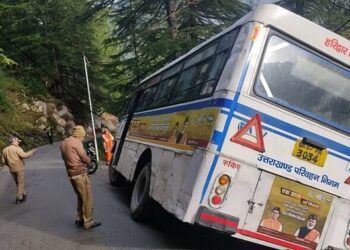 उत्तराखंड: गंगोत्री के पास रोडवेज की बस के साथ हुआ रोड हादसा , बाल बाल बची सभी यात्रियों की जान।