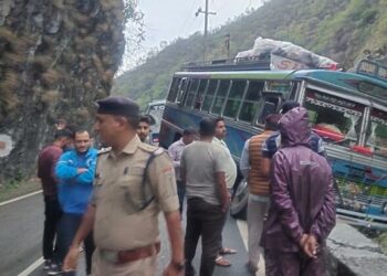 उत्तरखंड: विकासनगर में चारधाम जा रहे यूपी के यात्रियों से भरी बस अनियंत्रित, पैराफिट तोड़कर लटकी खाई में।