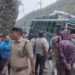 उत्तरखंड: विकासनगर में चारधाम जा रहे यूपी के यात्रियों से भरी बस अनियंत्रित, पैराफिट तोड़कर लटकी खाई में।