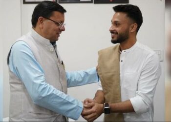 उत्तराखंड: सीएम पुष्कर सिंह धामी से मिले क्रिकेटर आकाश मधवाल।