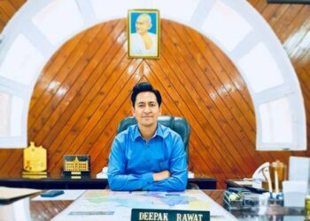 नैनीताल राजभवन रोड का निरीक्षण करने पहुंचे कमिश्नर दीपक रावत, सड़क तेज़ी से बनाने के दिए निर्देश