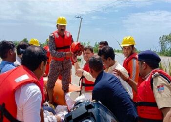 उत्तराखंड: लगातार हो रही बारिश के चलते रुड़की में बुधवार को दो जगह तटबंध टूटने से आई बाढ़, एक्शन में सीएम धामी।