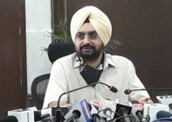 उत्तराखंड: चमोली की घटना के बाद मुख्य सचिव ने दिए सभी कार्यालयों में बिजली की जाँच के आदेश।