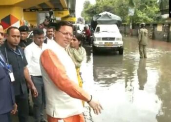 उत्तराखंड: लगातार हो रही बारिश के करण सड़को पर भरा पानी, इसका दौरा करने पहुँचे सीएम धामी।
